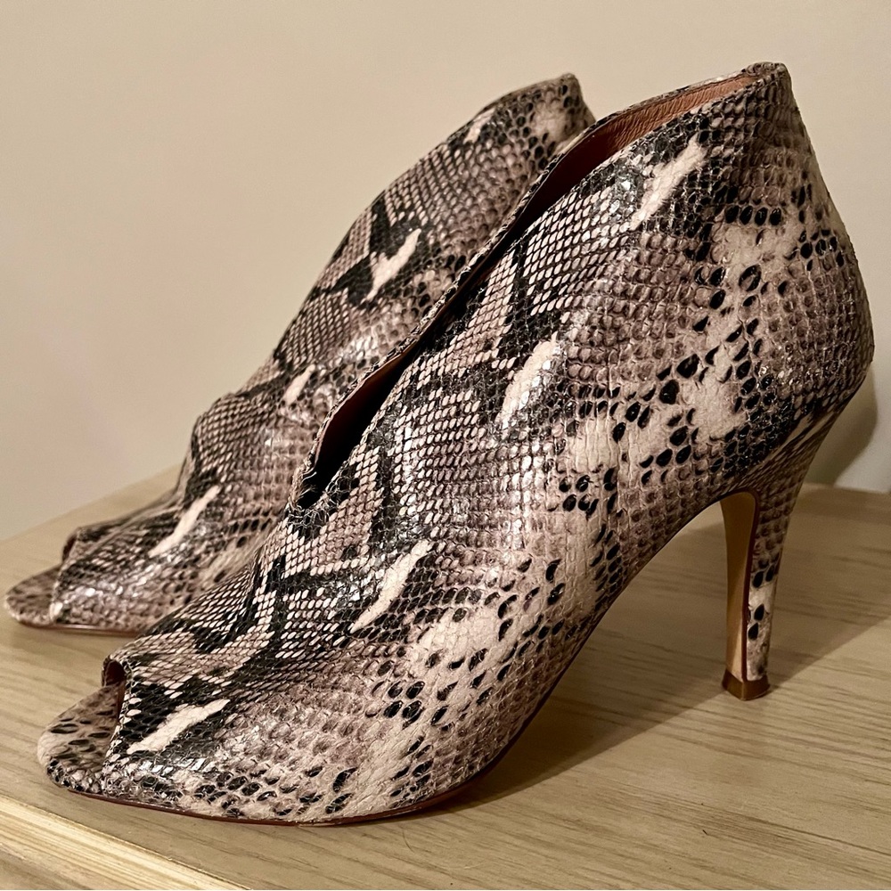 Nordstrom Halogen open toe Bootie 4” heel Size 8 Women’s shoe. Snakeskin Leather